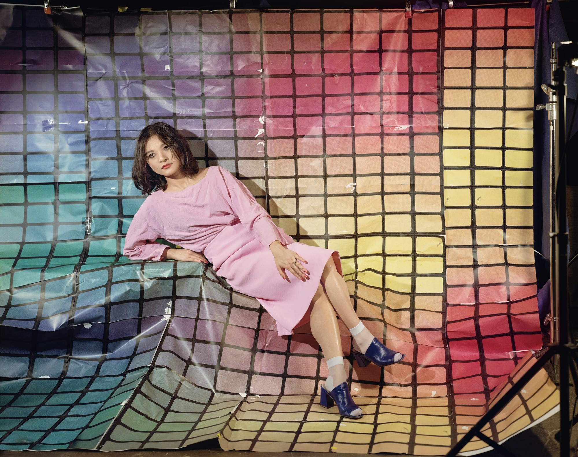 Sara Cwynar's Tracy (Grid 1) (2017), a photograph depicting a female model reclining on a grid of colored cells constructed from paper.